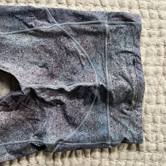 Like New Lululemon Final Lap Crop (23") Multi Sz 6 - Picture 4 of 8